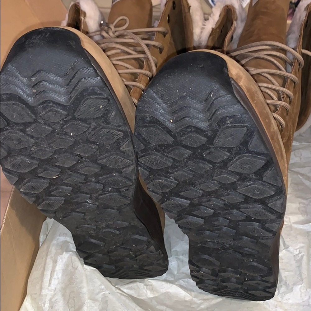 UGG ADIRONDACK TALL - Picture 3 of 3